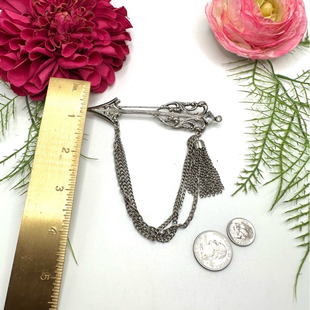 VINTAGE⚜️Ornate Detailed Arrow Brooch With Chains - Picture 5 of 6